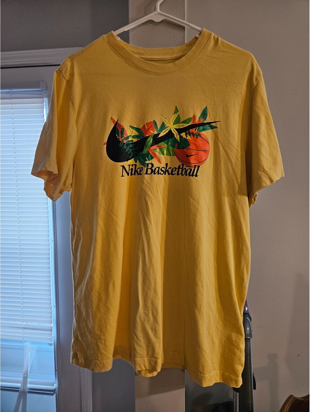 Men’s Nike Swoosh T-Shirt Nike Basketball Yellow Size Large Dri Fit